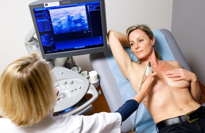 Ultrasonido de las glándulas mamarias antes del aumento de senos con ácido hialurónico.