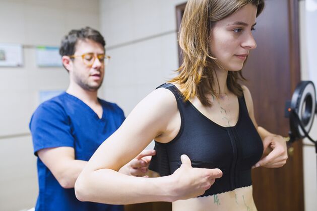 Usar prendas de compresión después del aumento de senos con ácido hialurónico