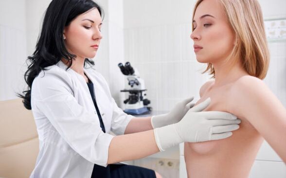 examen realizado por un médico antes de la cirugía de aumento de senos